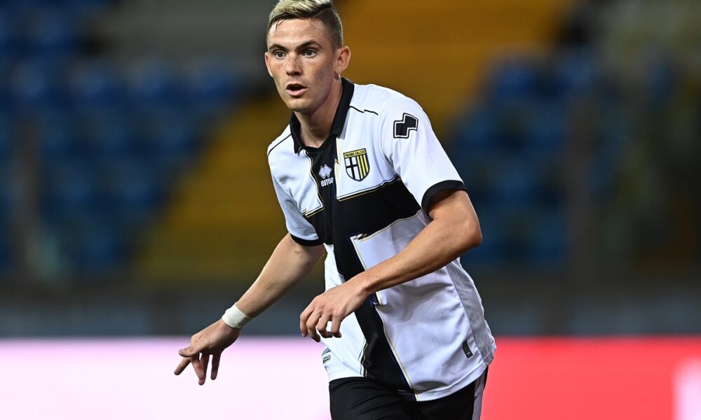Parma, Estévez dopo la sconfitta contro l’Udinese: «Il rigore è esagerato, purtroppo noi calciatori non possiamo eliminare le braccia dal nostro corpo»