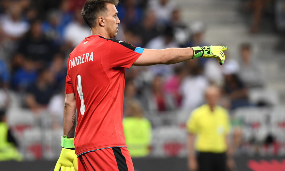 Calciomercato estero, nessun ritiro per Muslera! Il portiere ex Lazio dopo il Galatasaray firma con l’Estudiantes!