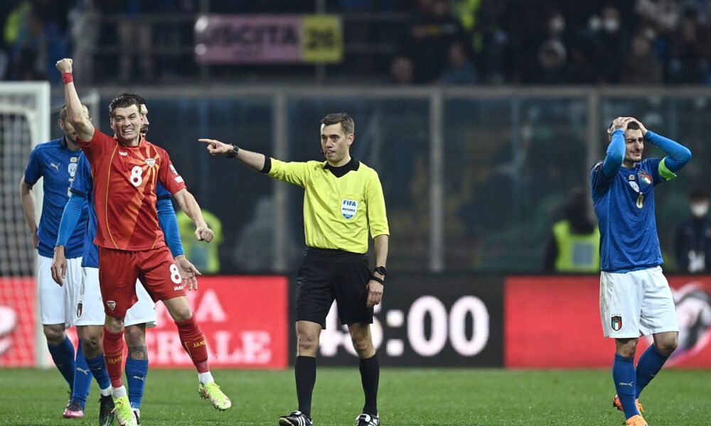 Turpin arbitro Bosnia Italia: i precedenti del fischietto francese contro gli azzurri. Un ‘fantasma’ e tre buone notizie, come è andata