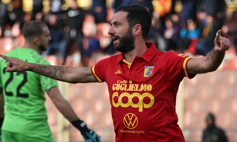 Playoff Serie B: il Catanzaro batte il Cesena, Shpendi sbaglia dal dischetto, decide Iemmello