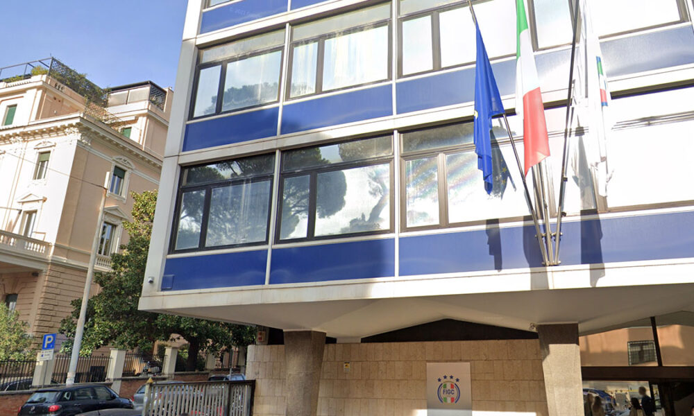 FIGC nel caos: lancio di uova contro la sede! Striscioni che chiedono le dimissioni di Gravina