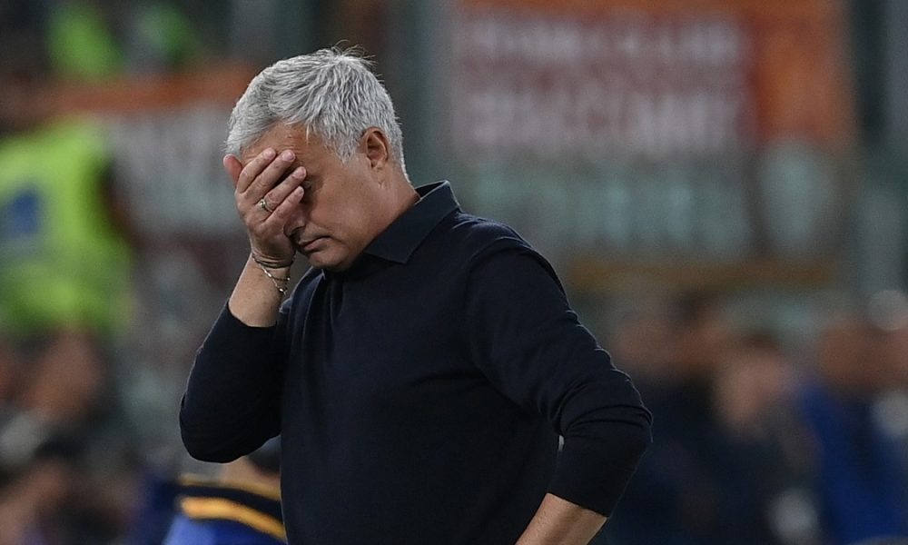 Mourinho scoppia in lacrime prima di Benfica Vitoria Guimaraes, lo Special One non trattiene l’emozione al minuto di silenzio per Louro – VIDEO