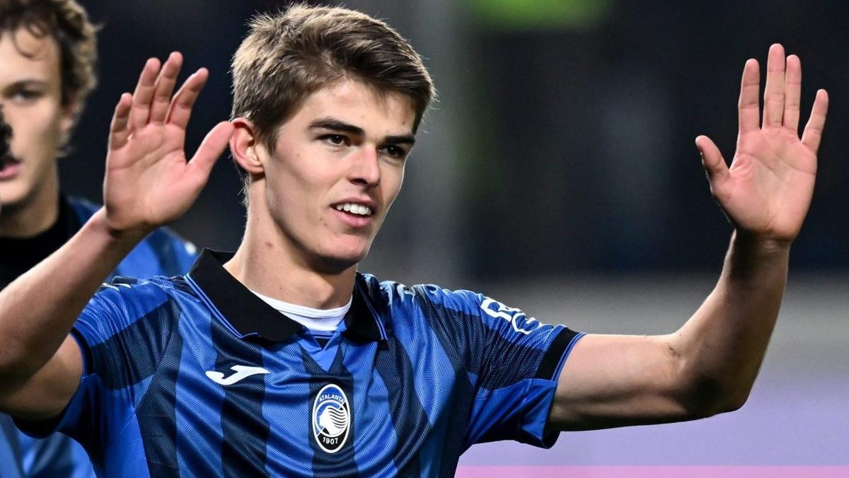 De Ketelaere: «Sono cresciuto tantissimo. L’Atalanta è fiduciosa per le due FINALI. Sul mio FUTURO…»