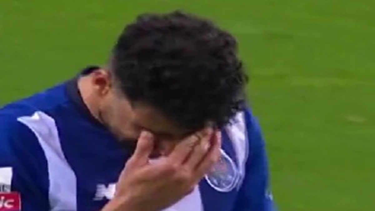 Taremi Porto, lacrime al fischio finale: l’attaccante segna il gol vittoria e scoppia a piangere – VIDEO