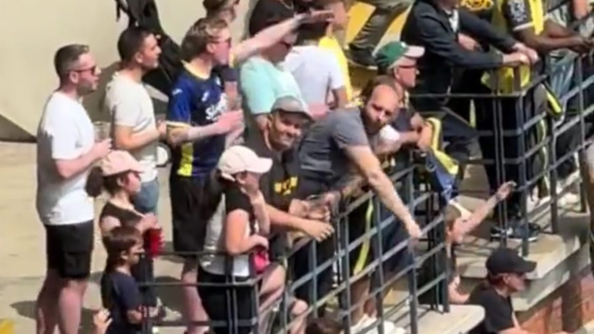 Verona Torino, un fan mima l’aereo di Superga: vergogna al Bentegodi – VIDEO