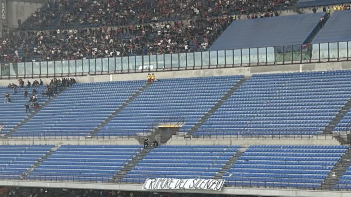 Milan contestazione tifosi: la curva ABBANDONA San Siro prima del fischio finale! Solo uno striscione: «IL RUMORE DEL SILENZIO»