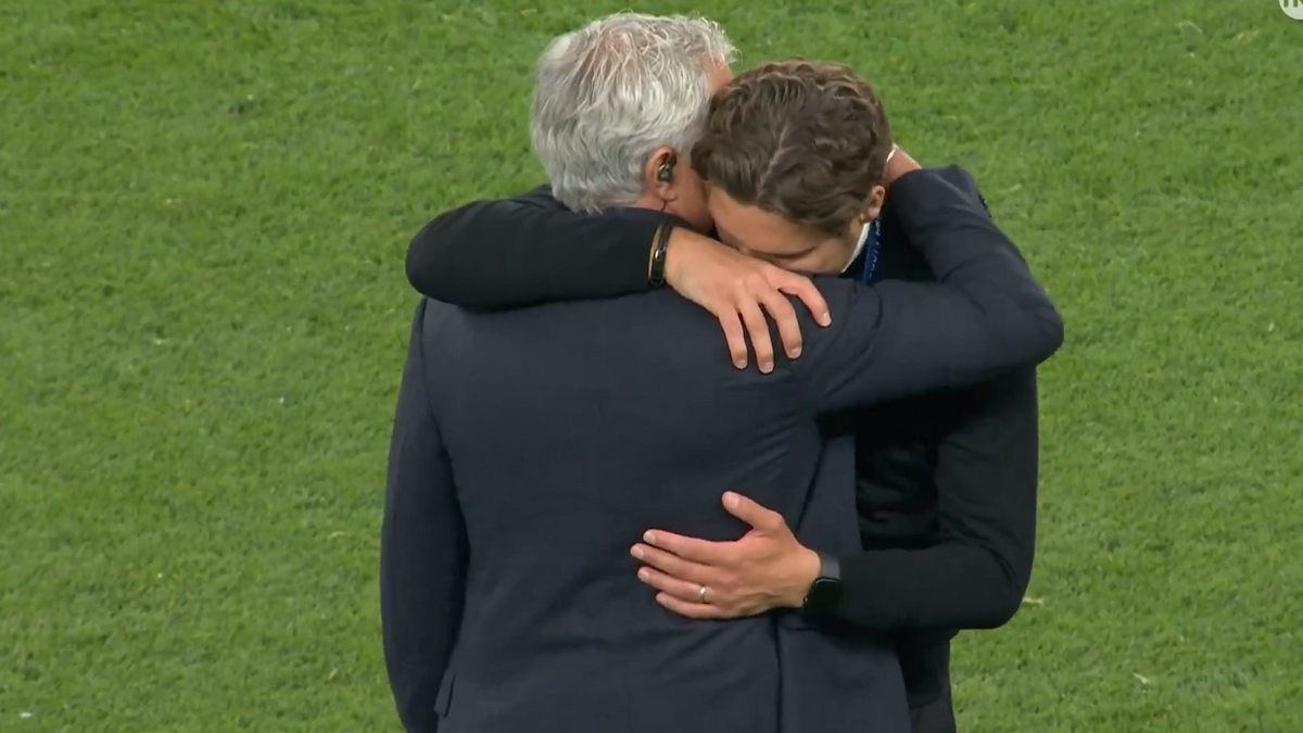 Borussia Dortmund, l’abbraccio di Mourinho con Terzic