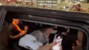 Soulé Roma, entusiasmo all’atterraggio a Fiumicino: l’accoglienza dei tifosi giallorossi per l’argentino – VIDEO