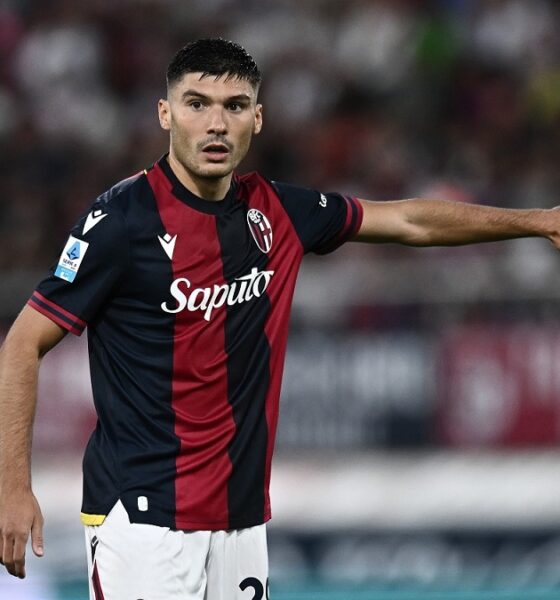 Cambiaghi corre e indica la direzione del pallone a un compagno