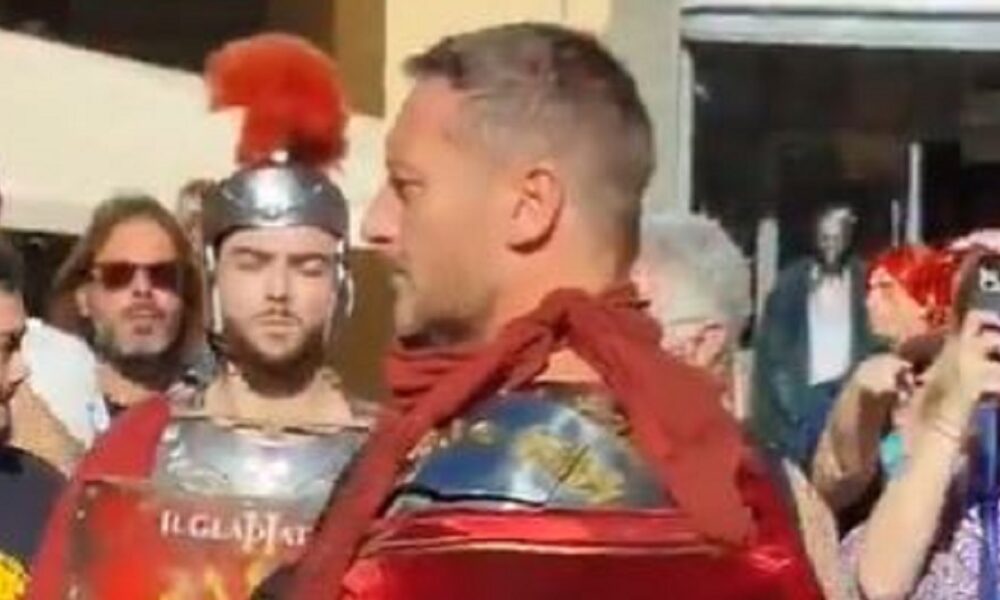 Totti medita il ritorno al calcio, ma intanto a Lucca sfila da Centurione – VIDEO E FOTO