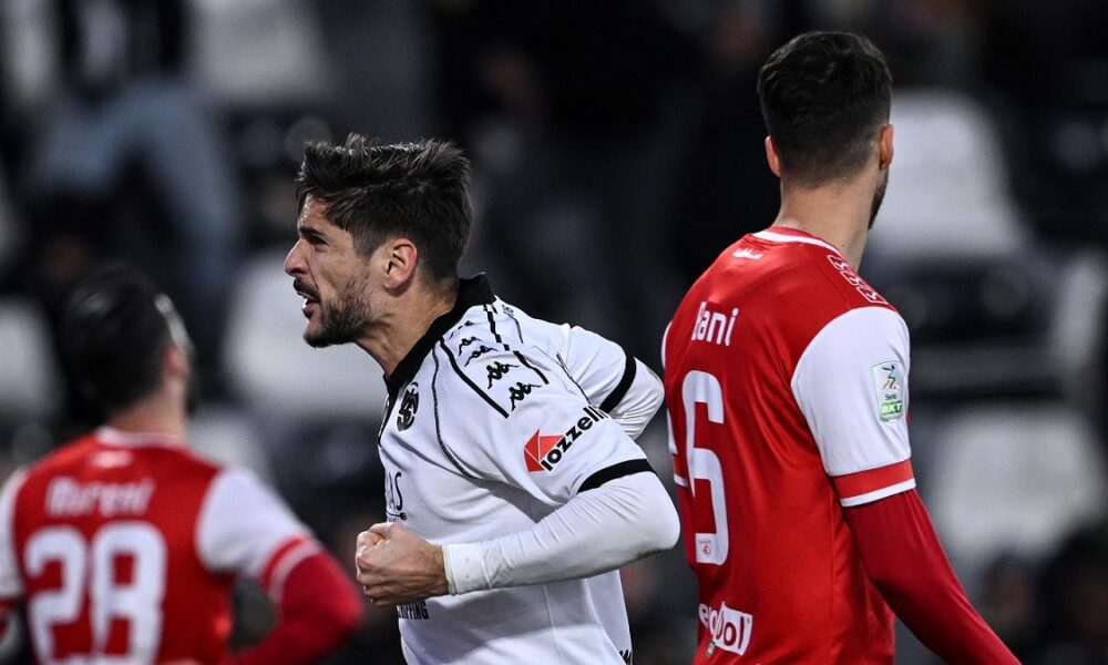 Serie B, i risultati della 19ª giornata: lo Spezia pareggia all’ultimo, ma perde contatto con il Pisa