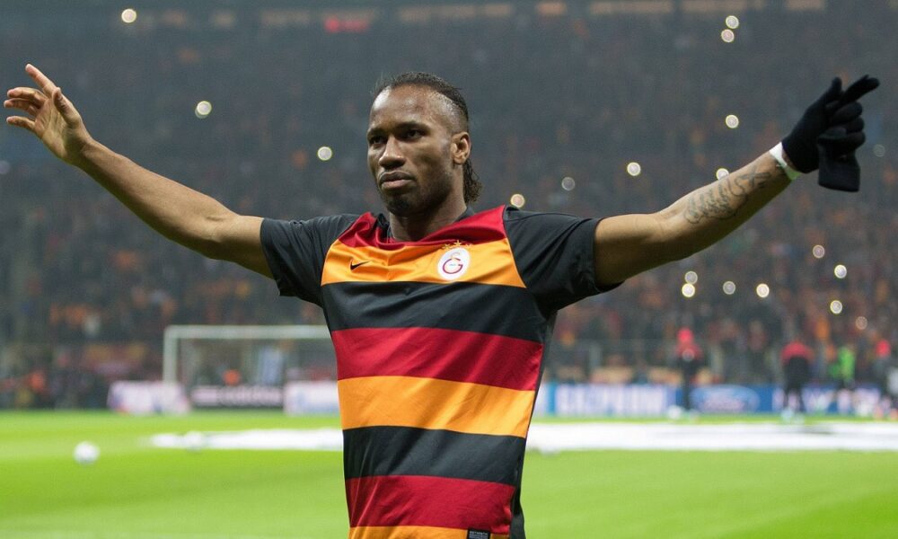 Mourinho, alle accuse di razzismo del Galatasaray risponde Drogba: «Lo conosco da anni, è come un padre per me, come fa a essere razzista?» – SOCIAL
