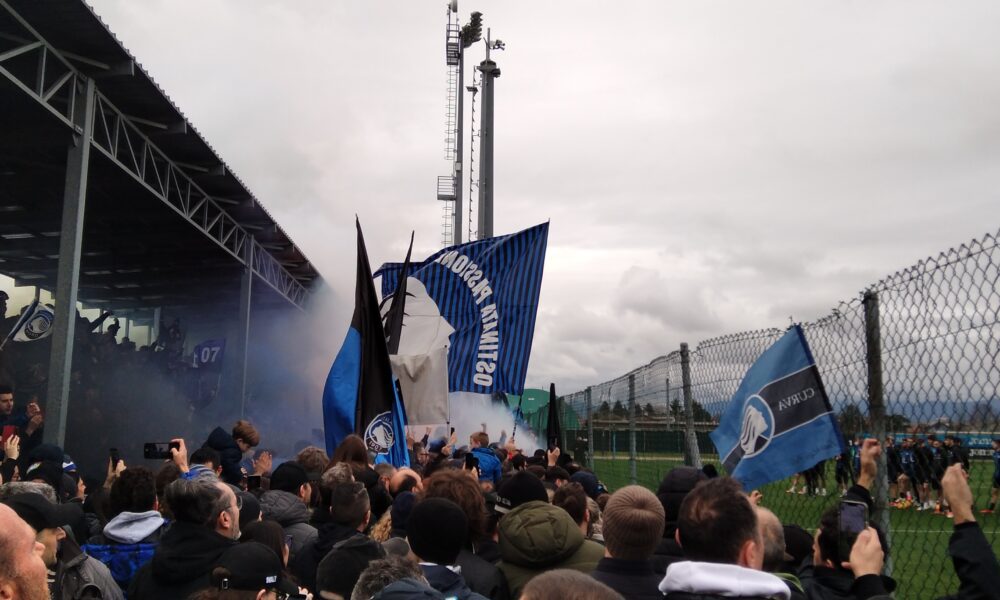 Allenamento Atalanta, la carica dei tifosi bergamaschi a Zingonia in vista dello scontro scudetto contro l’Inter – VIDEO