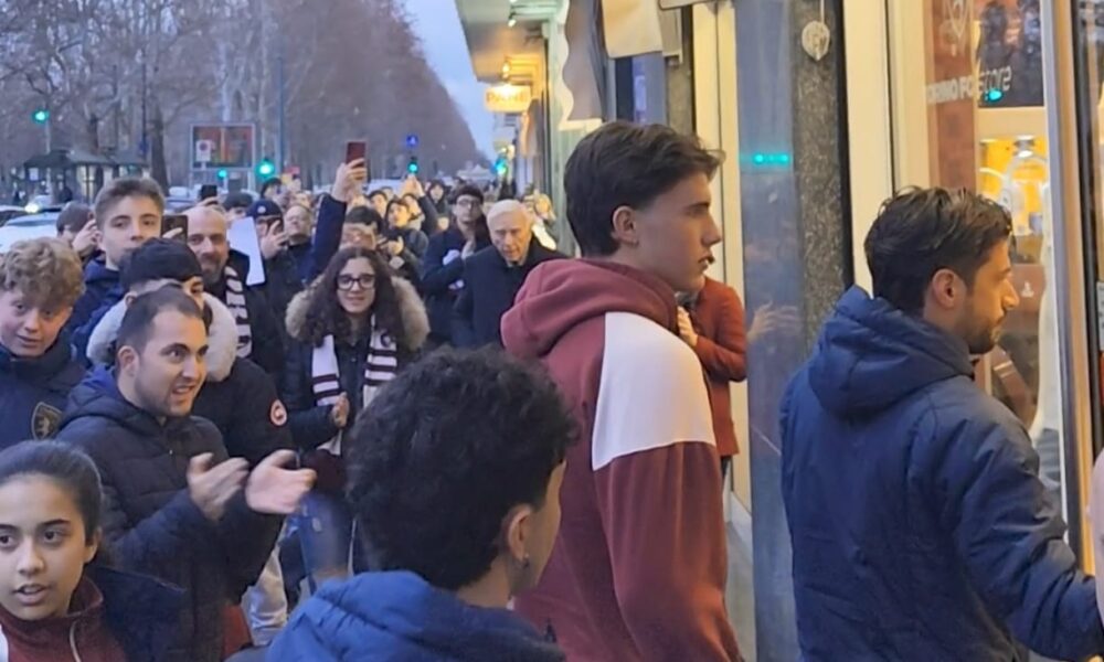 Torino, Casadei e Pedersen incontrano i tifosi: bagno di folla per i due granata – VIDEO