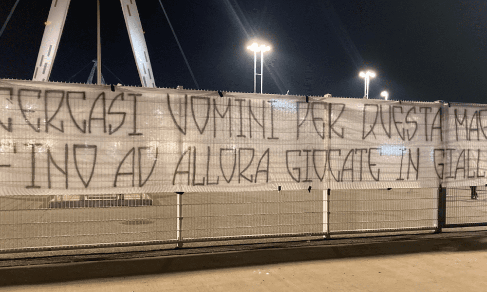 Juventus, continua la contestazione dei tifosi bianconeri con duro striscione fuori dall’Allianz Stadium: i dettagli