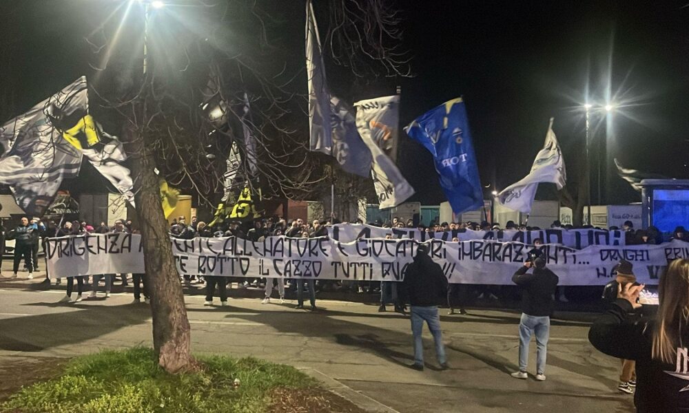 Juve, contestazione dei tifosi fuori dal JHotel: «Dirigenza assente, allenatore e giocatori imbarazzanti, avete rotto il c***o!» – VIDEO