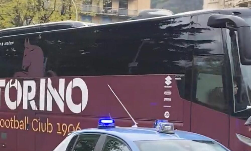 Como Torino, le squadre sono al Sinigaglia: l’arrivo dei pullman – VIDEO