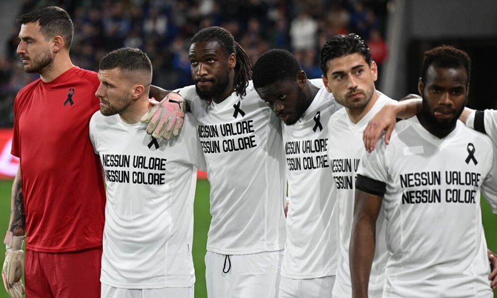 Funerali Fiorita, presenti in migliaia allo stadio Via del Mare di Lecce per l’ultimo saluto allo storico fisioterapista