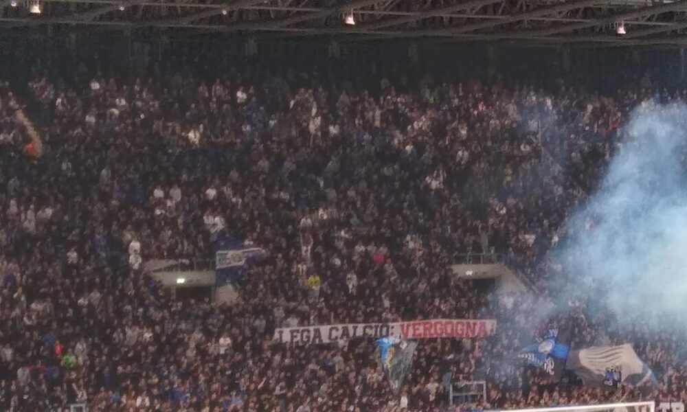 Atalanta Lecce, partita sospesa per un minuto: lancio di fumogeni in campo dalla curva