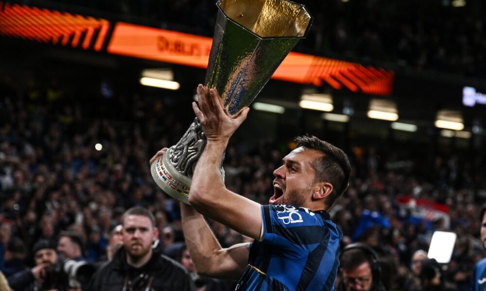 Festa Atalanta, Toloi ringrazia: «Onorato di aver vestito questa maglia». Percassi onora il capitano: «Esempio per Bergamo, e sulla Champions…»
