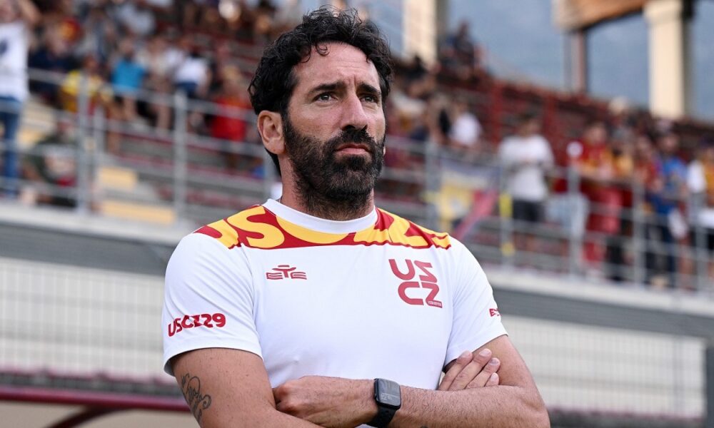 Conferenza stampa Caserta: «Il Milan è favorito per lo scudetto. Ecco come giocheremo domani a San Siro»