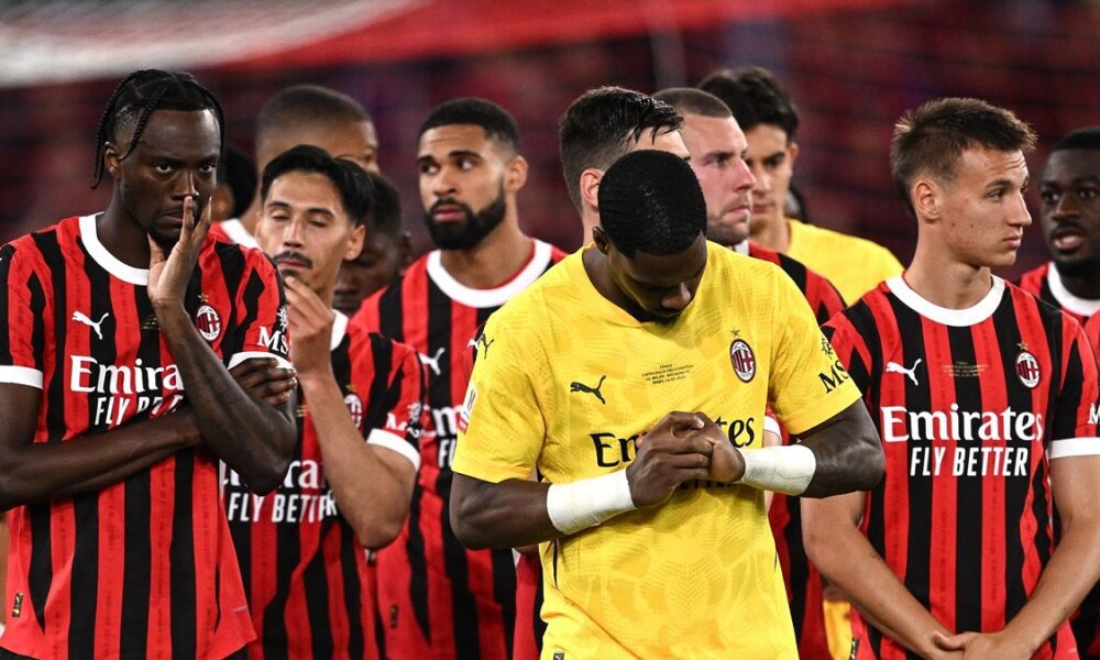 Mercato Milan, quel rossonero è finito nel mirino della Premier League! In corso dei sondaggi: i rossoneri fissano il prezzo, le ultime