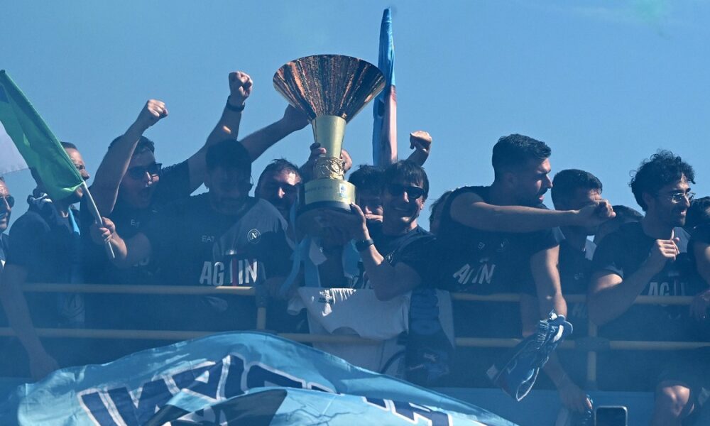 Conte Napoli, il futuro rimane in bilico: la piazza e non solo spingono per restare, ma la Juve rimane in attesa