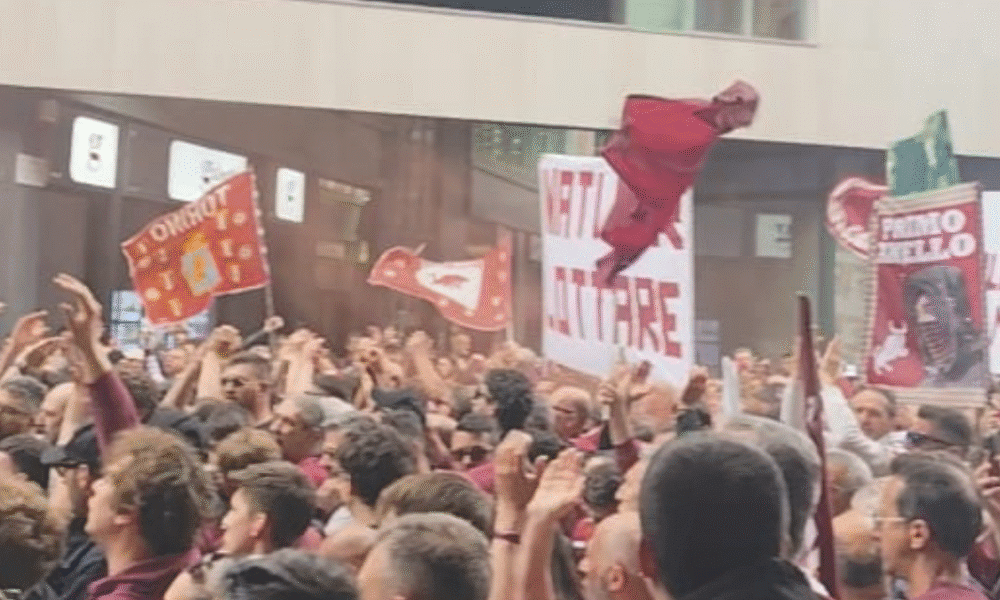 Torino, inizia la marcia dei tifosi: marea granata in centro, contestazione verso Cairo – VIDEO