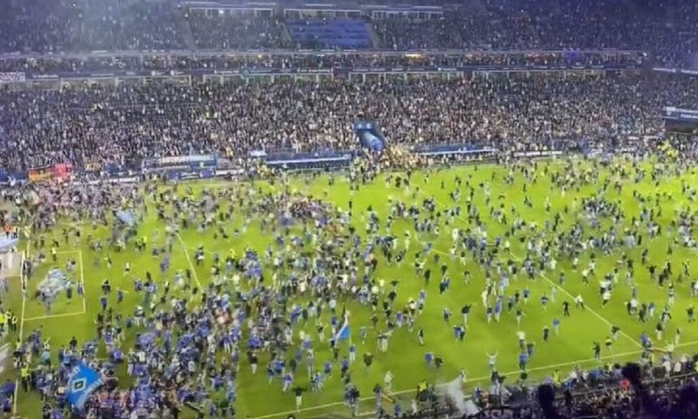Germania, l’Amburgo torna in Bundesliga, ma nella grande festa ci sono 25 feriti tra i tifosi – VIDEO