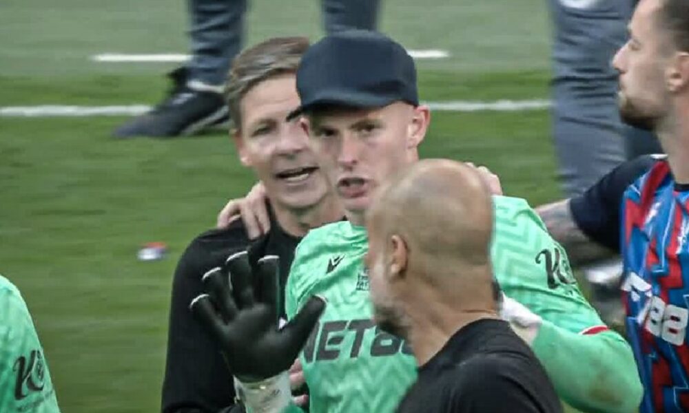 FA Cup, tensione a fine partita: gesto incredibile di Guardiola! Ecco cosa ha fatto – VIDEO