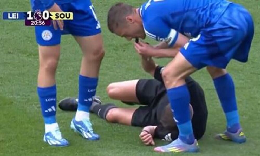 Premier, infortunio per l’arbitro? No Problem. È  Vardy a fischiare la sospensione di Leicester Southampton – VIDEO