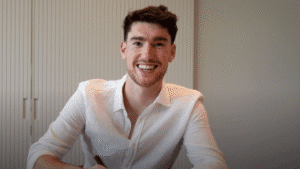 Franco Israel firma col Torino. Foto www.torinofc.it.