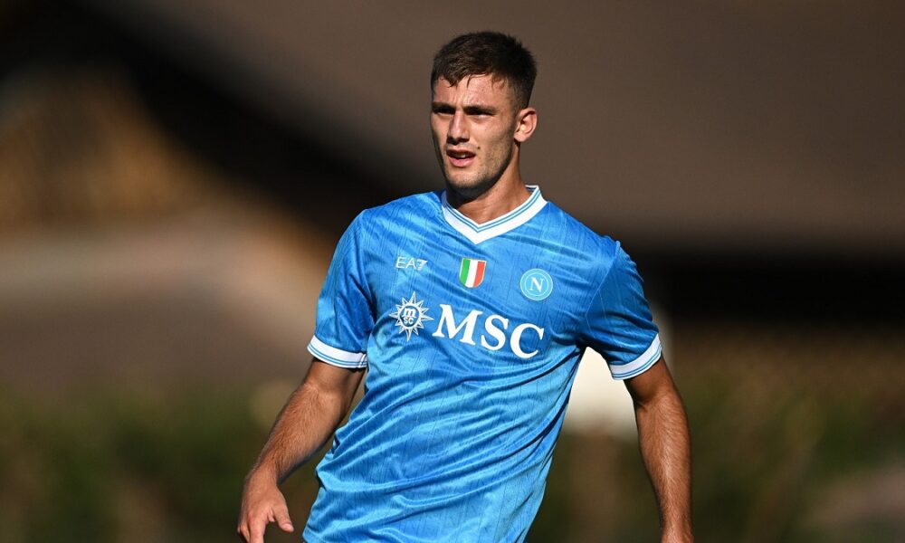 Infortunio Lucca, l’attaccante del Nottingham Forest torna in Italia! Il motivo e come sta