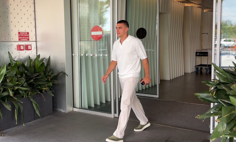 Krstovic-Atalanta, il nuovo centravanti nerazzurro arriva a Linate: ora visite e firma – VIDEO