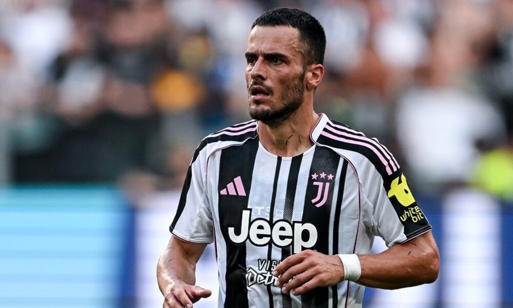 Mercato Cagliari, Kostic nel mirino dei rossoblù: il bianconero torna un’idea concreta. Cosa può succedere
