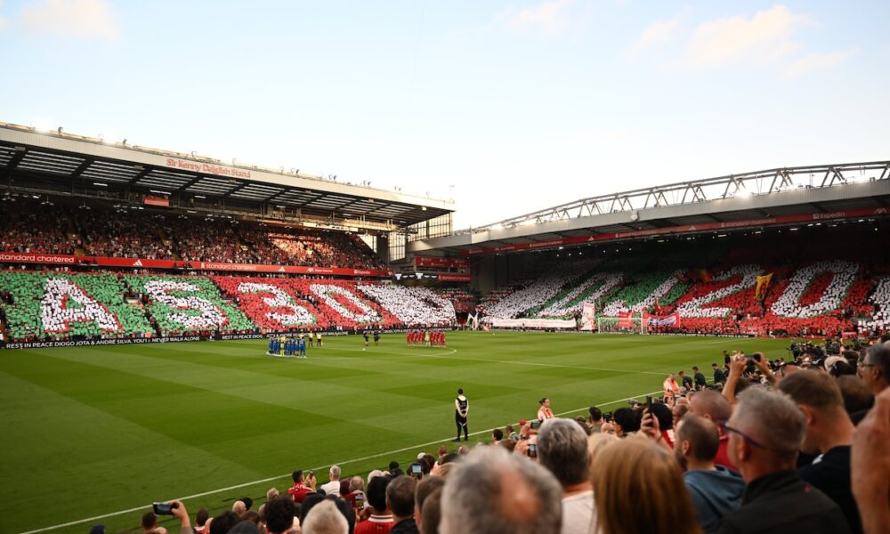 Liverpool, minuto di silenzio assordante e coreografia da brividi per Diogo Jota e Andre Silva – FOTO e VIDEO