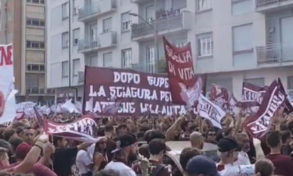 Torino, migliaia di tifosi in corteo: la contestazione a Urbano Cairo – VIDEO 