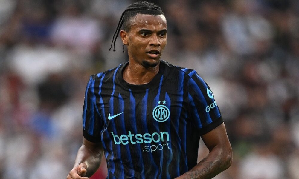 Akanji sfida il Como: «Scudetto vicino, ora vogliamo la Coppa Italia! Bastoni? Vedo che è un argomento caldo qui in Italia». Poi svela un retroscena sul Milan