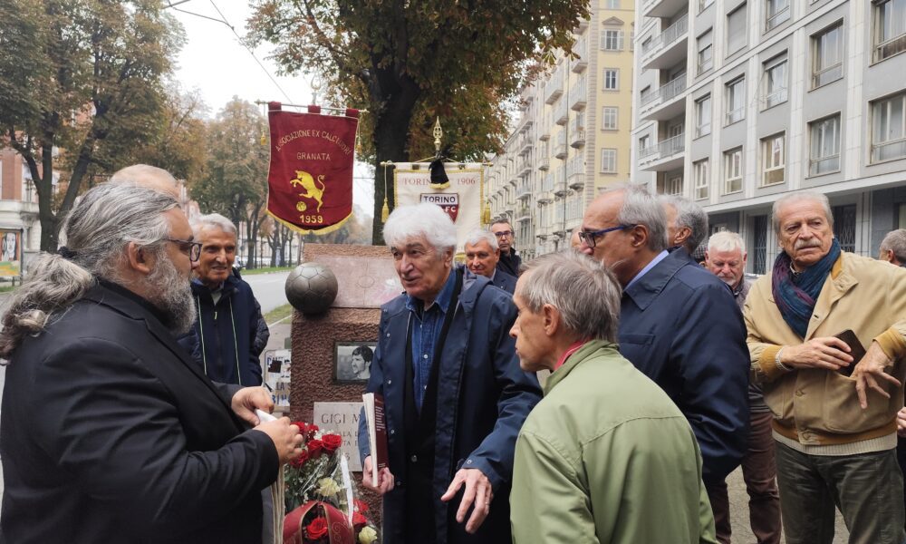 Torino, cerimonia per Gigi Meroni: il ricordo del club e la storia della farfalla granata – FOTO