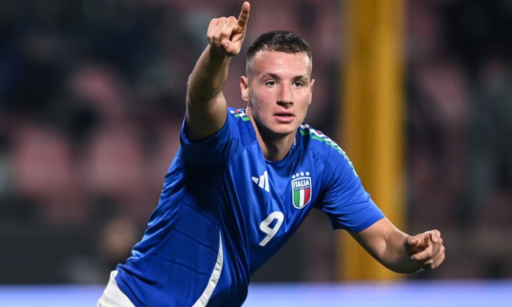 Italia U21, Camarda segna e lascia il campo per infortunio: l’attaccante esce sulle proprie gambe. Le sue condizioni