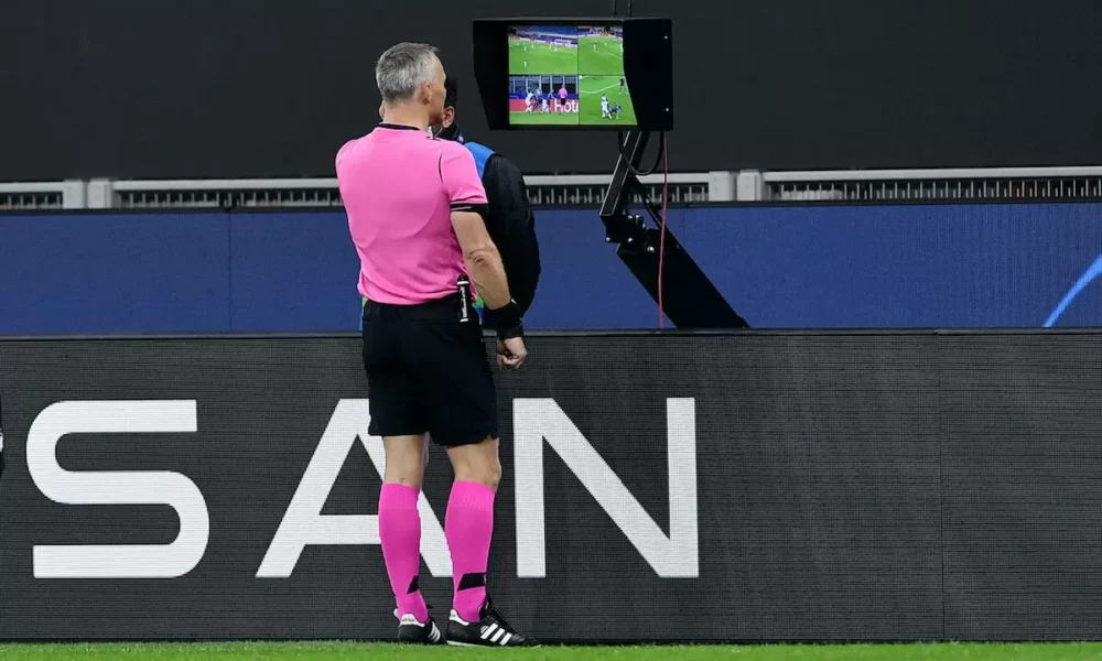 VAR, la FIFA prepara una nuova rivoluzione: l’ultima idea sull’utilizzo della tecnologia. Ecco tutti i dettagli