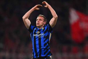 Davide Frattesi con le braccia in alto