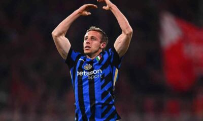 Davide Frattesi con le braccia in alto