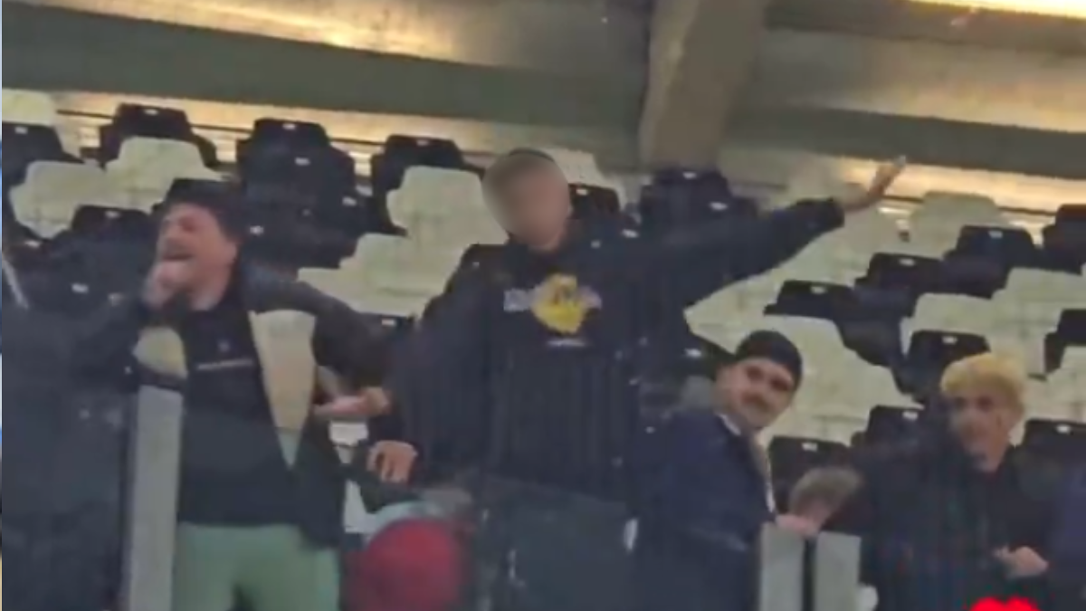 Torino, tifoso della Juve mima l’aereo di Superga: la rabbia dei fan granata – VIDEO Torino, tifoso della Juve mima l’aereo di Superga: la rabbia dei fan granata – VIDEO