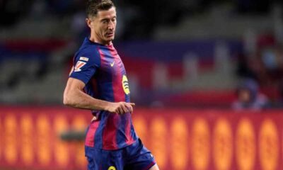 Robert Lewandowski in campo con il Barcellona