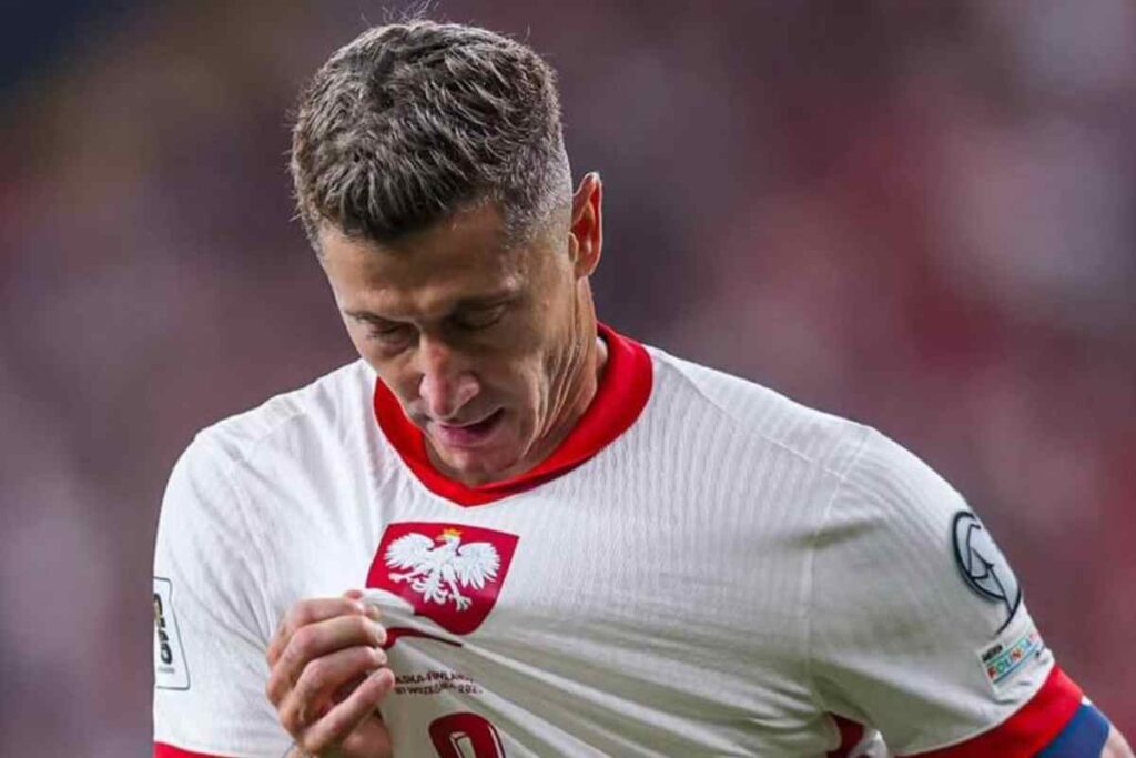 Lewandowski-Milan, decisione presa: il bomber l'ha già comunicato 32 Robert Lewandowski con la maglia della Polonia