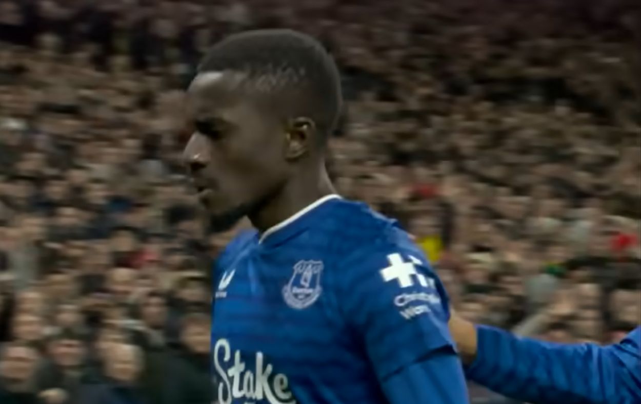 Premier League, espulsione Gueye ad Old Trafford: il centrocampista dell’Everton rischia grosso! Le scuse non bastano, ecco quanto potrebbe essere lunga la squalifica