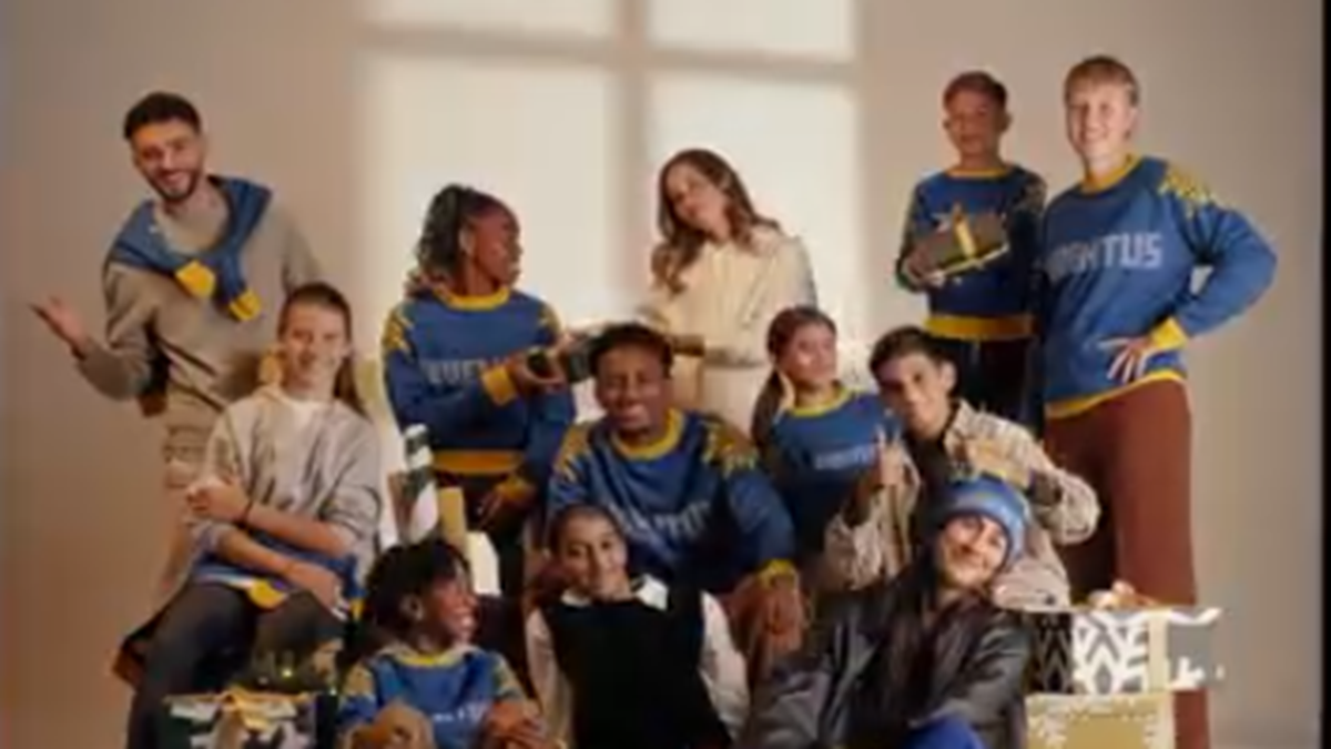 juve il club lancia la campagna moments to remember presentato il nuovo maglione ufficiale del club per le festivit224 tutte le informazioni