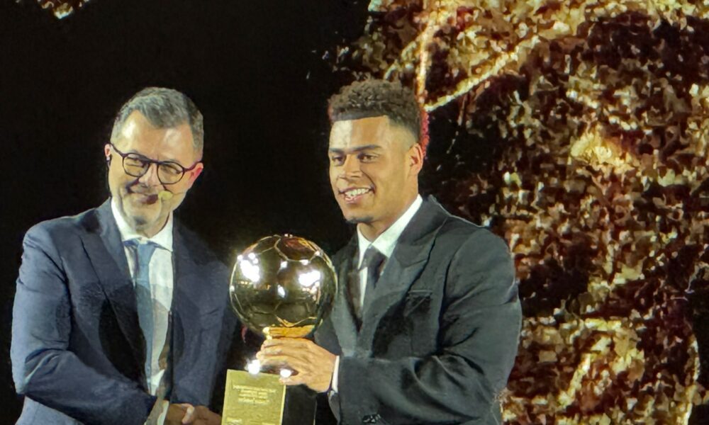 Golden Boy, trionfa Desiré Doué: «È un onore per me essere qui. Dedico il mio premio ai miei genitori e alla famiglia»