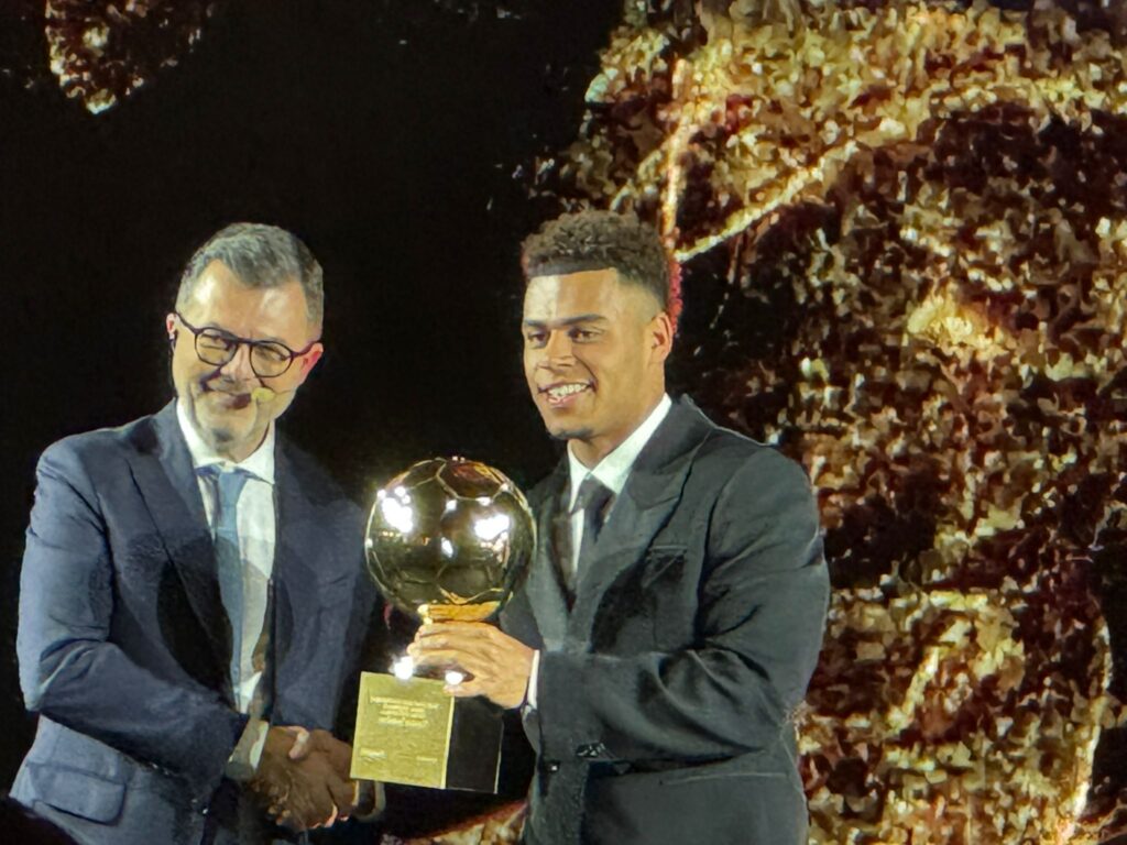 Golden Boy, trionfa Desiré Doué: «È un onore per me essere qui. Dedico il mio premio ai miei genitori e alla famiglia»